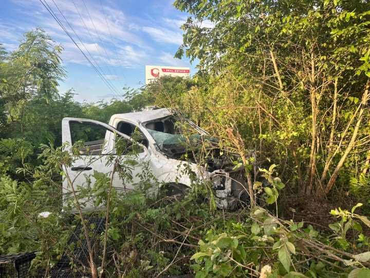 Chofer de Autobús Se Queda Dormido al Volante y Colisiona con Camioneta