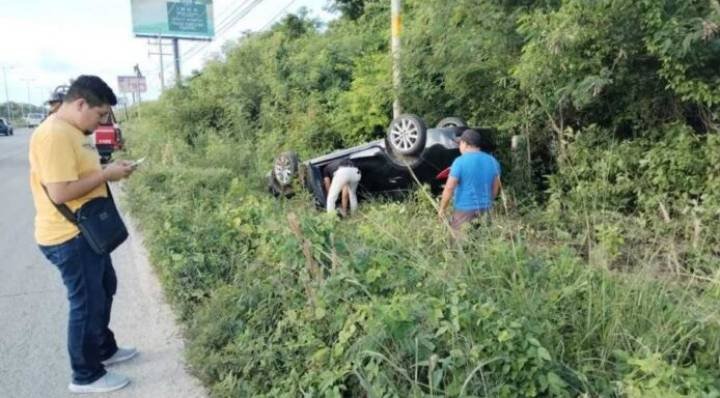 Incidente En Carretera Cancún Playa Del Carmen Conductor Pierde El Control Y Termina Entre La 5641