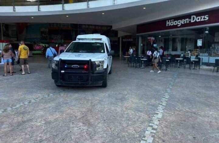 Hombre hallado sin vida en la Plaza Forum de Cancún